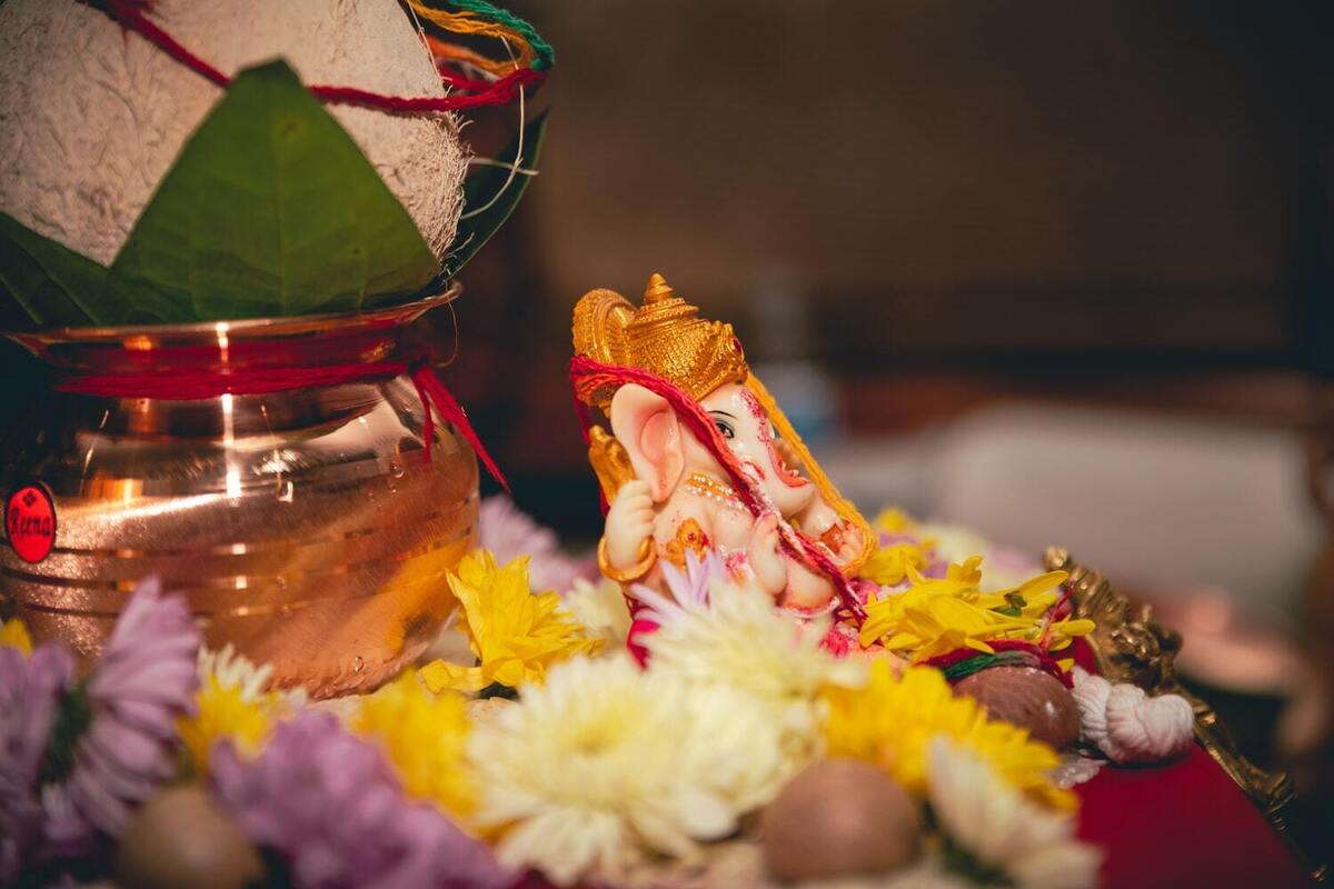 Estátua do deus Ganesha em meio à flores