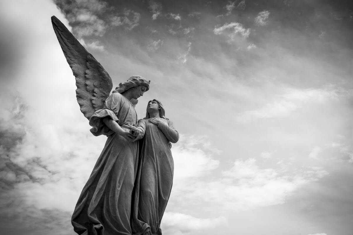 Estátua de anjo e mulher