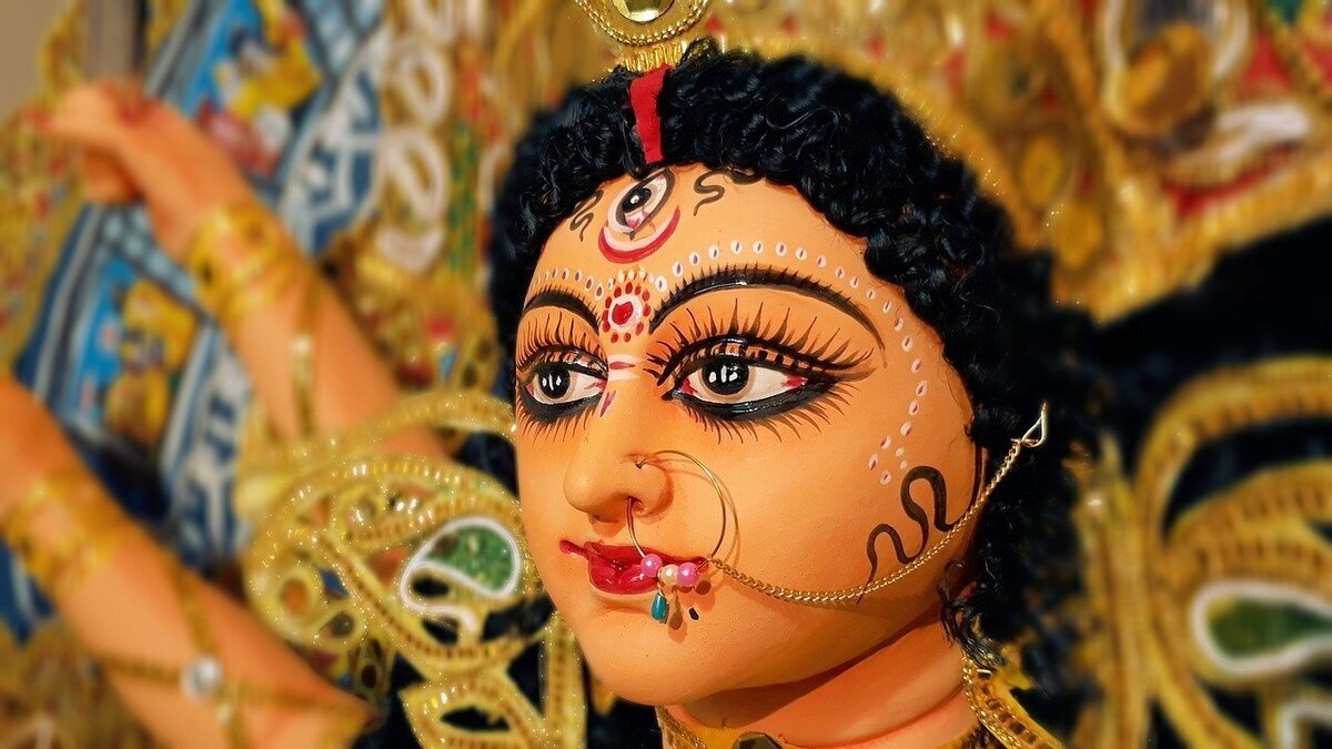 Rosto de estátua da deusa Durga.