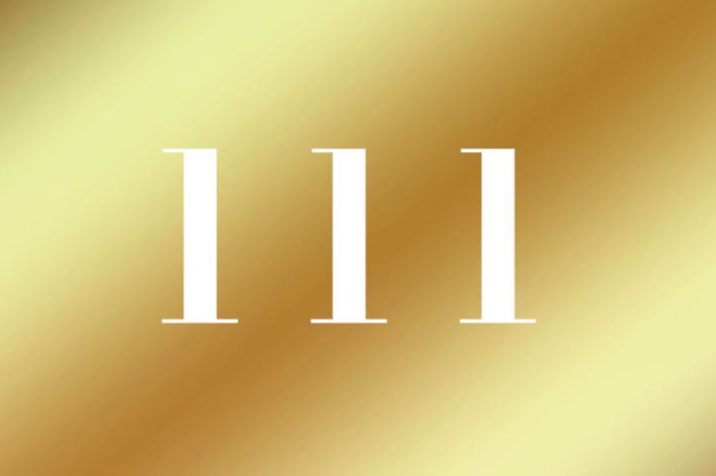 Número 111 com letras brancas em fundo dourado