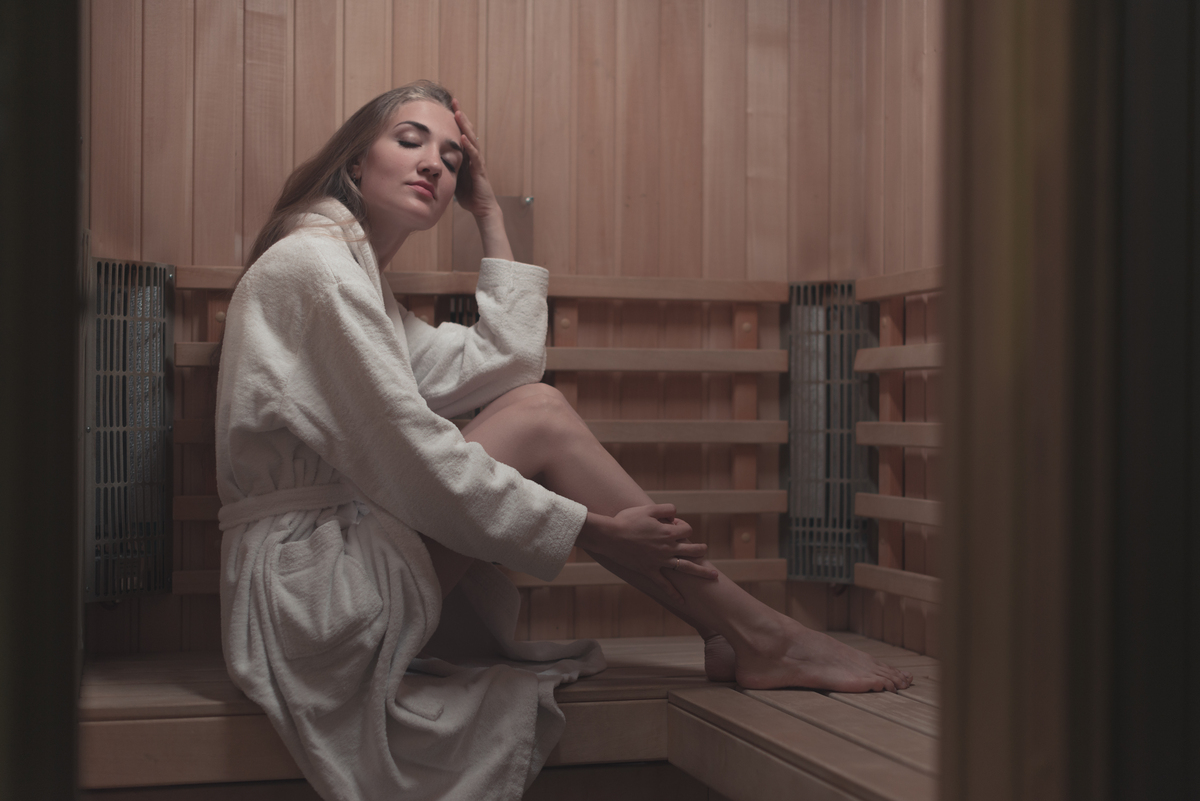 Mulher relaxando na sauna 