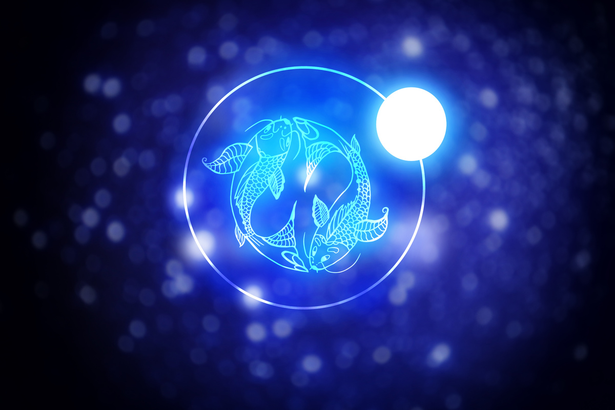 Ilustração feita em azul brilhante de peixes nadando em direções opostas, contornada por círculo fino e colocada em fundo estrelado e com névoas, representando o signo de Peixes.