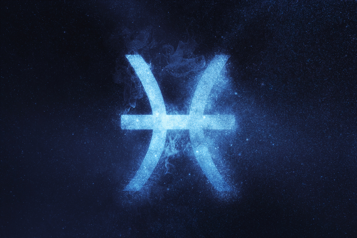 Símbolo do signo de Peixes feito em traço de névoa da cor azul-claro, em fundo de céu estrelado e azul-escuro.