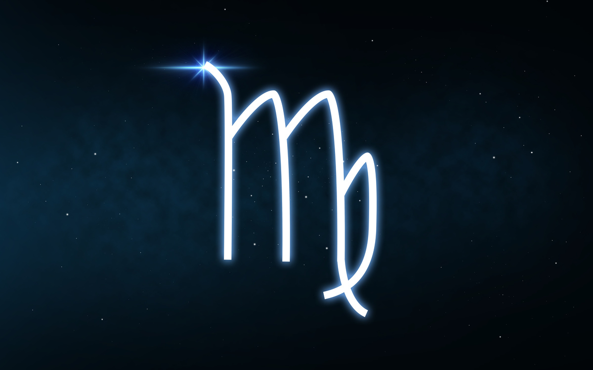 Símbolo do signo de Virgem feito em traço branco e iluminado, em fundo do céu azul-escuro e estrelado.