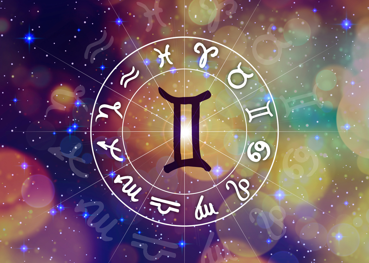 Símbolo do signo de Gêmeos com mapa astral ao redor.