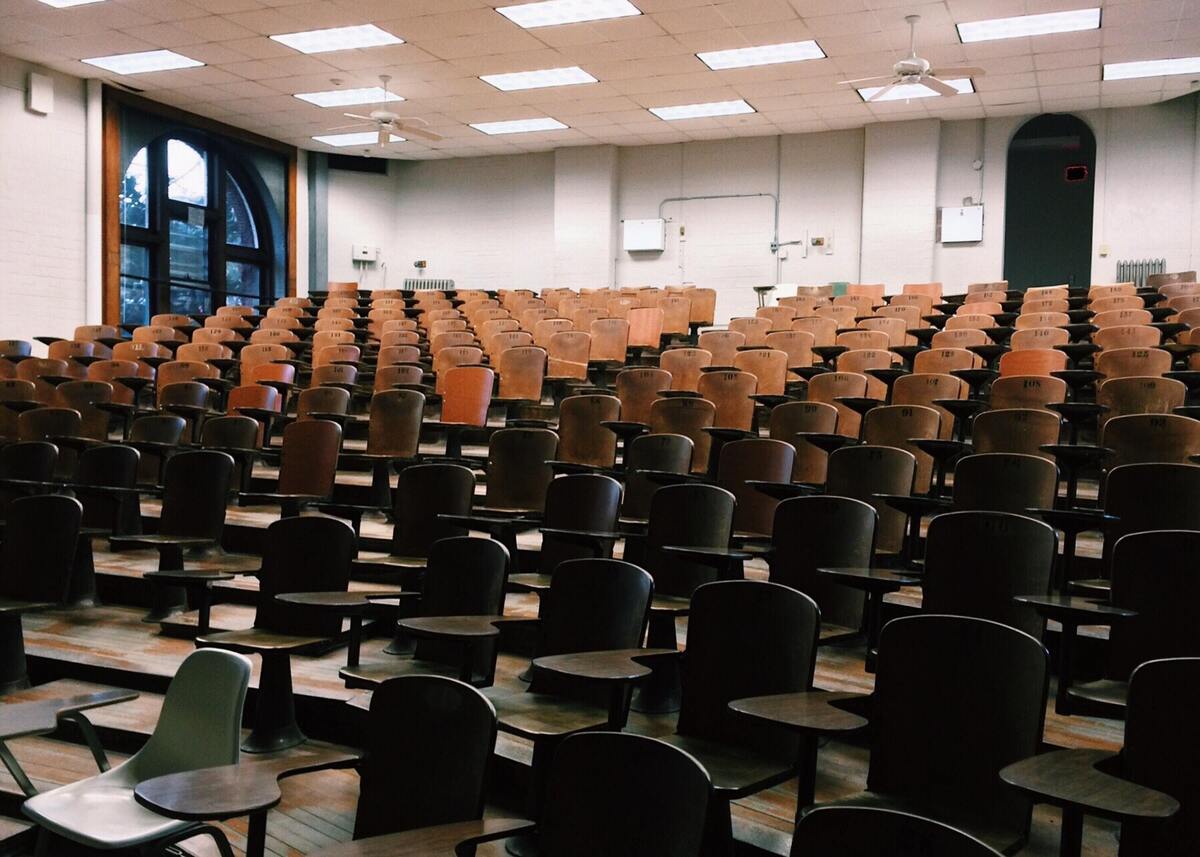 Cadeiras em uma sala de aula vazia.