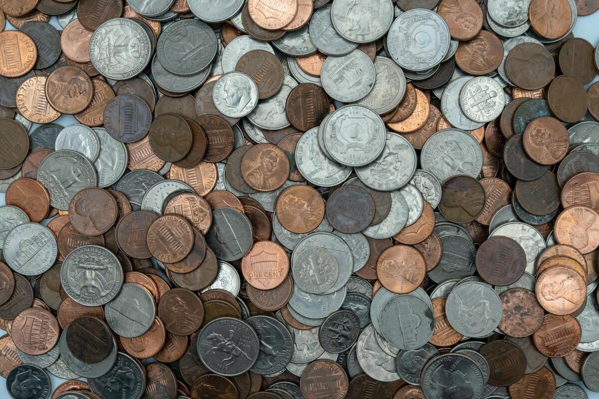 Várias moedas de diferentes cores e tamanhos.