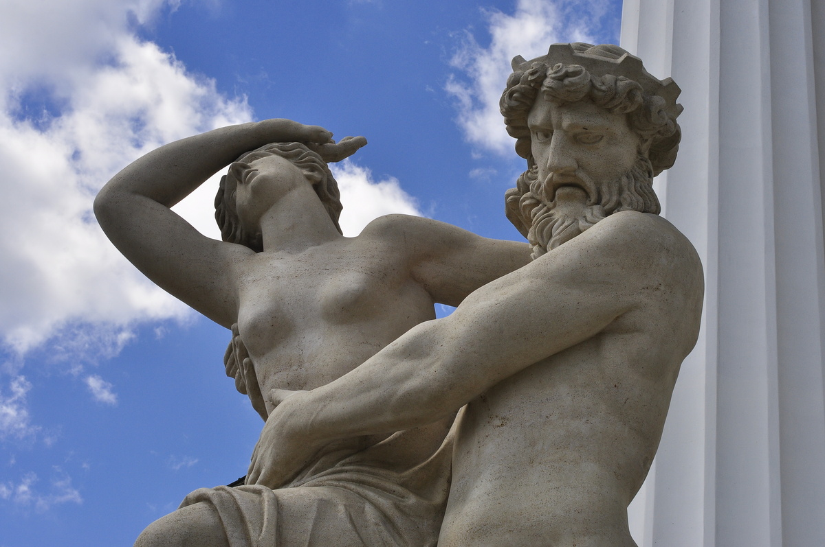 Estátua de Plutão sequestrando uma mulher.
