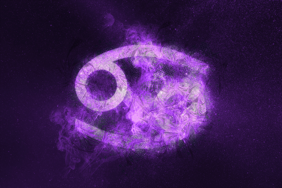 Símbolo do signo de Câncer feito em traço de névoa da cor roxa, em fundo de céu estrelado e azul-escuro.