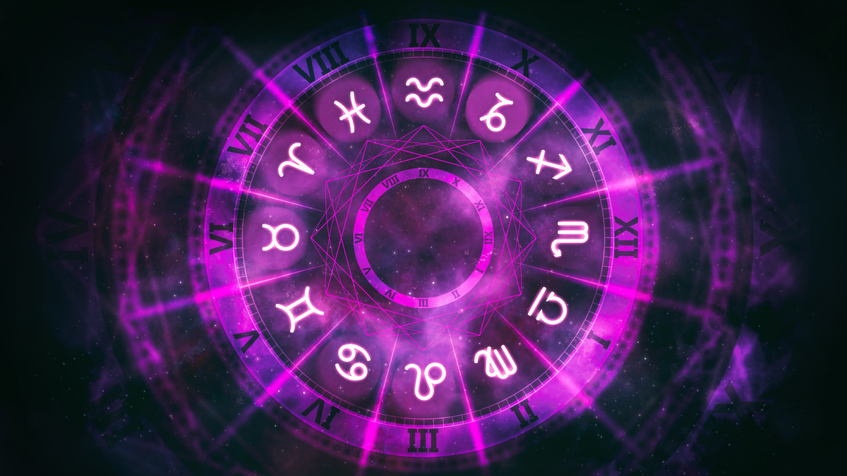 Roda do mapa astral, mostrando os posicionamentos de signos, bem como ascendentes e descendentes, em ilustração de cor roxa, feita em fundo escuro e estrelado.