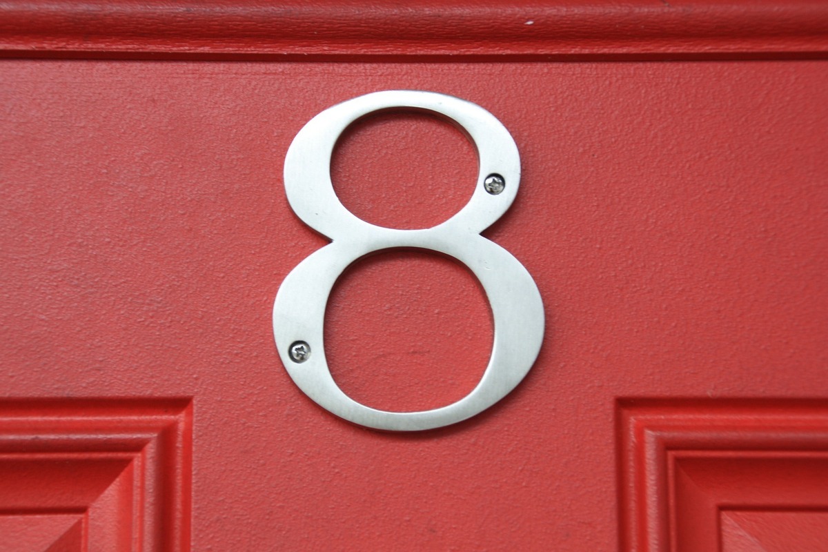 Número 8 prata em porta vermelha