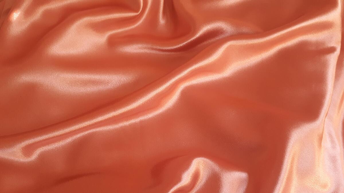 Tecido de cetim de cor laranja.