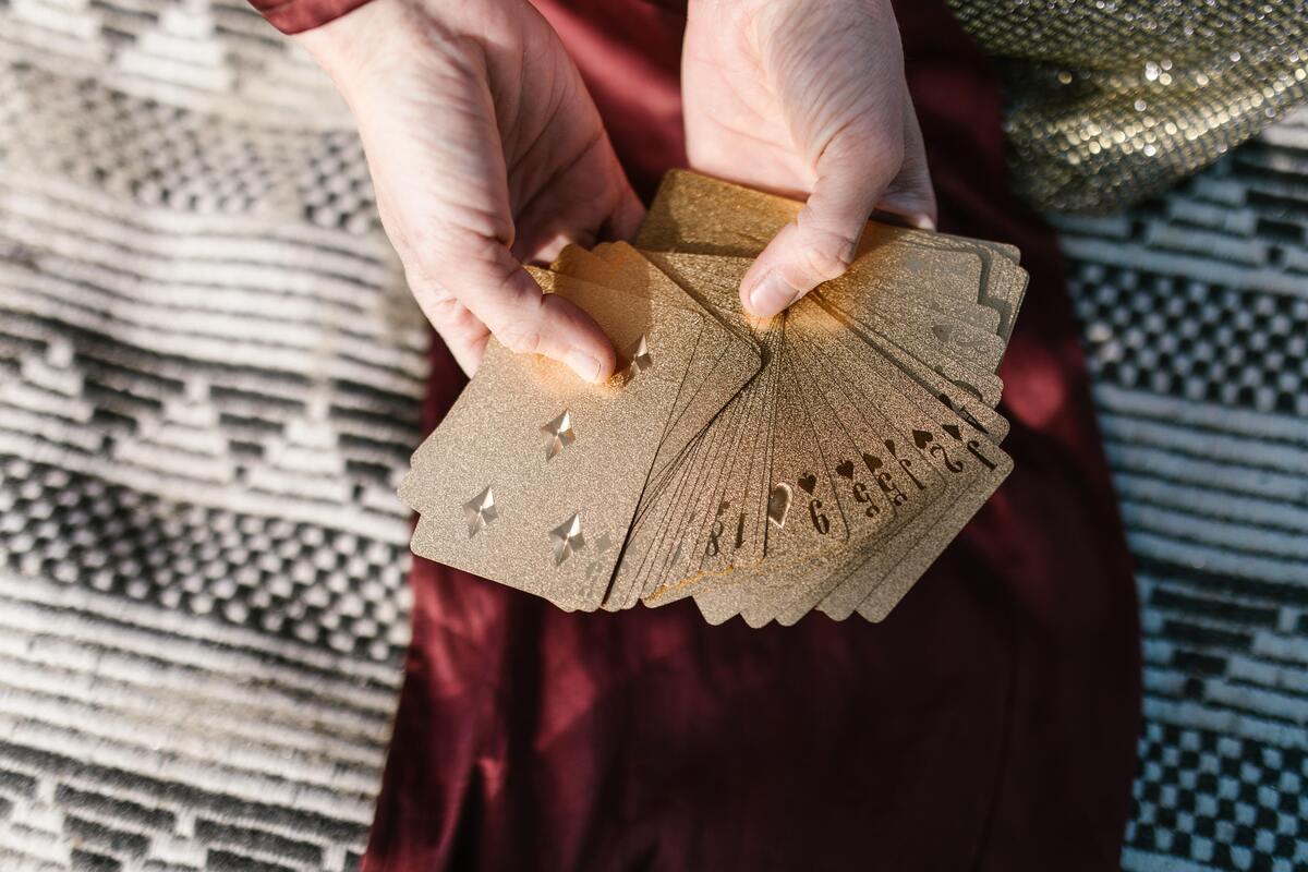 Mulher segurando baralho de cartas de tarô 