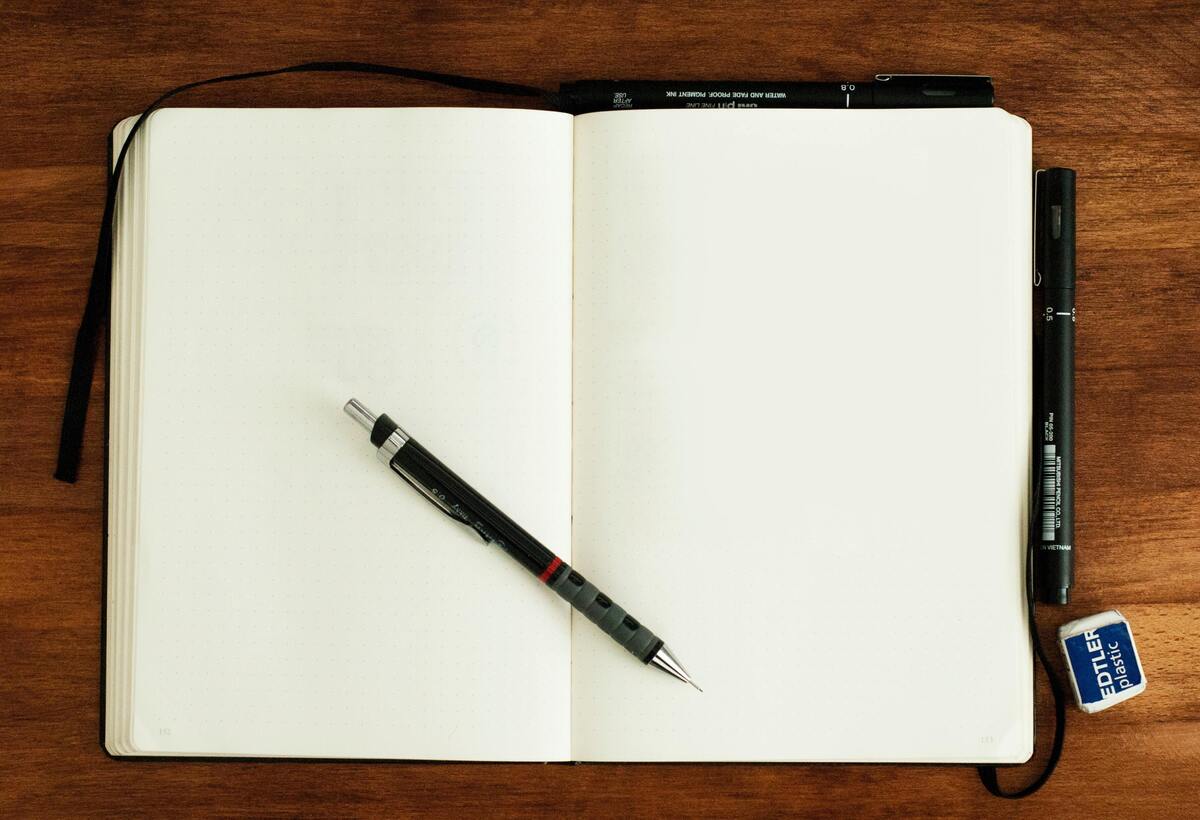 Caderno aberto em branco