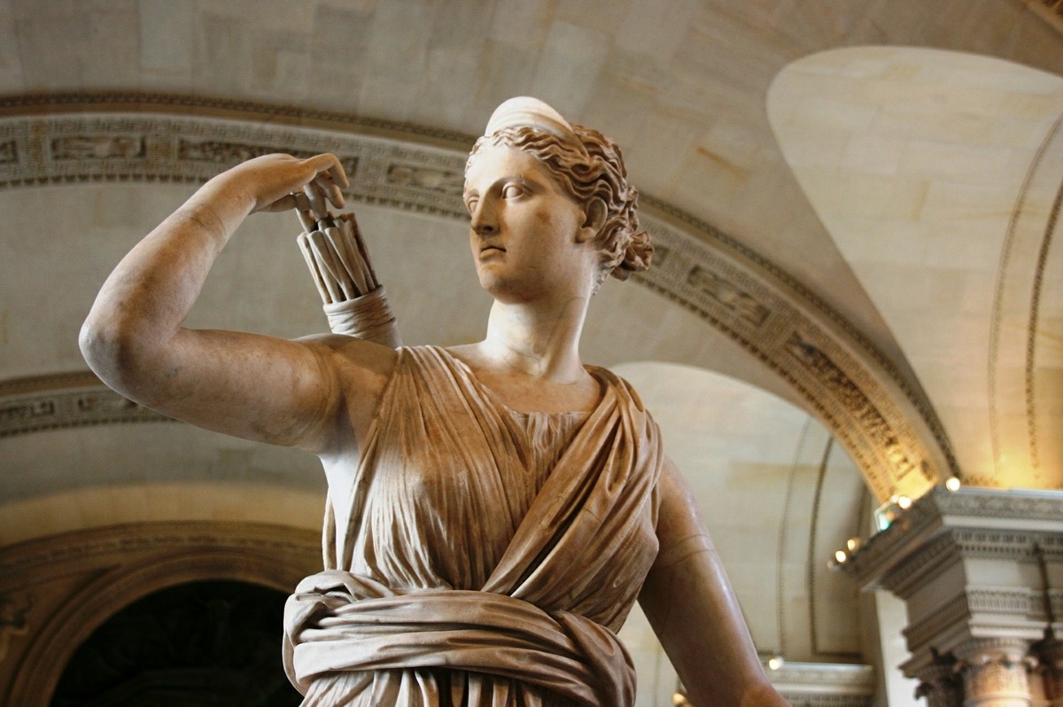 Estátua da deusa Ártemis e suas flechas