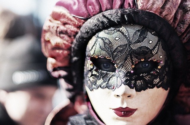 Mulher usando máscara de carnaval