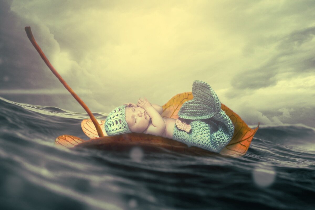 Ilustração de um bebê sereia flutuando em folha na água.