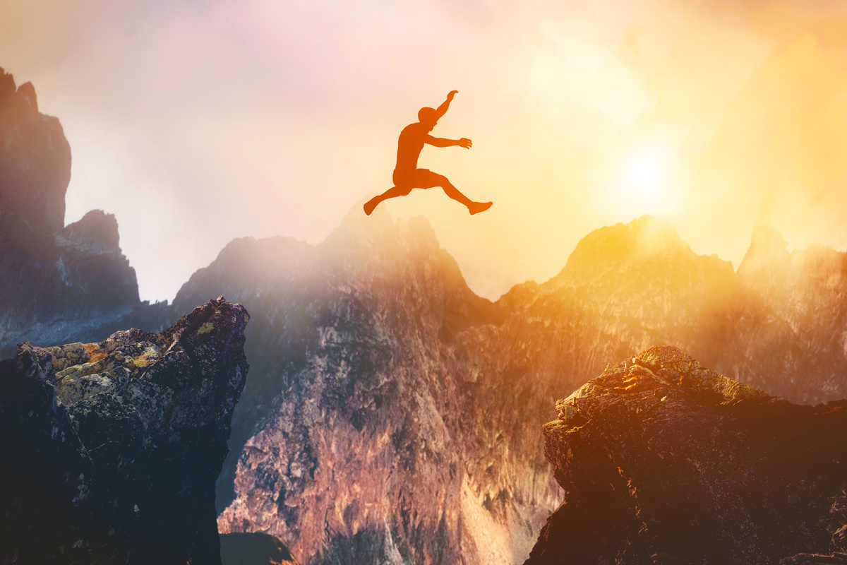 Homem ambicioso pulando de uma montanha para outra.