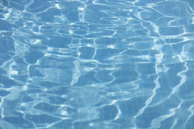 Água limpa de uma piscina