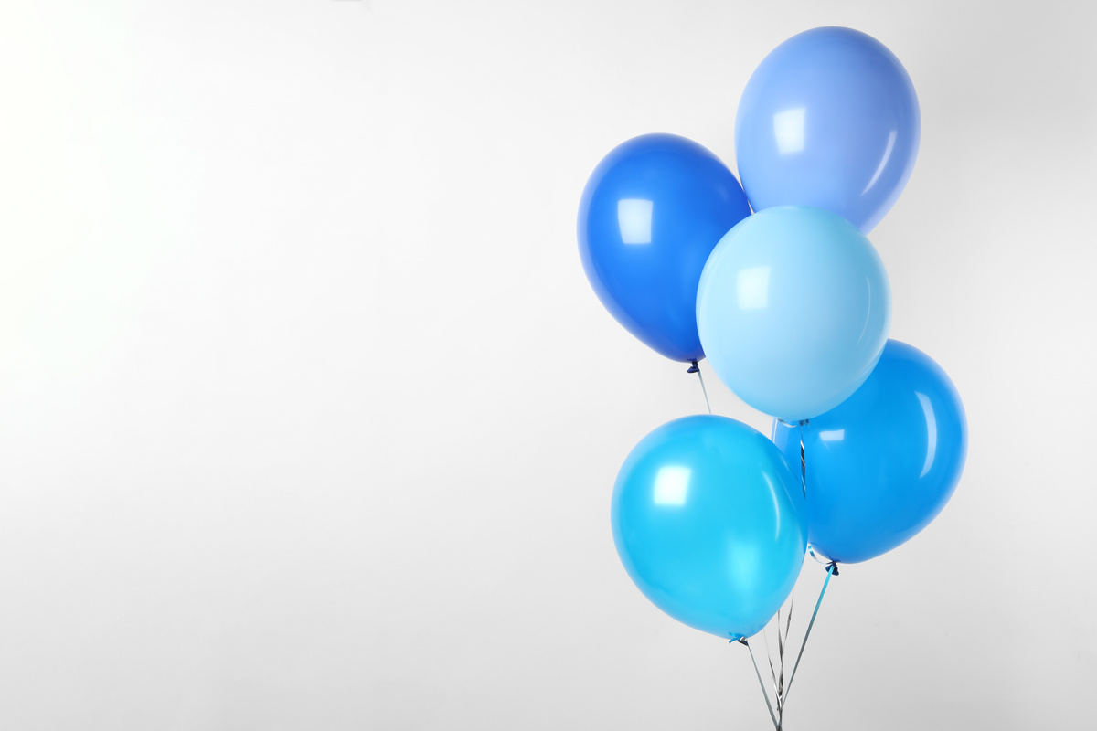 Balões azuis em fundo branco