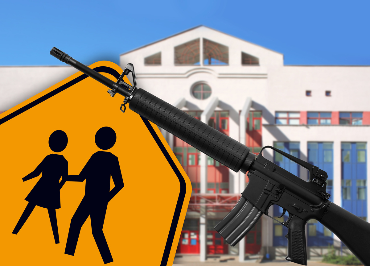Arma de chacina na frente de placa escolar