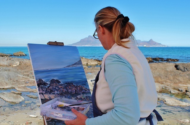 Mulher pintando uma paisagem