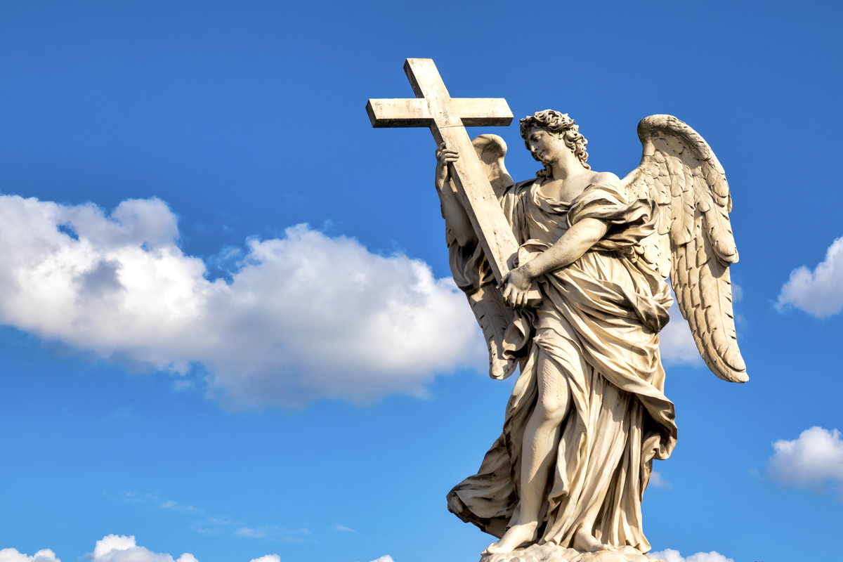 Estátua de anjo da guarda segurando cruz