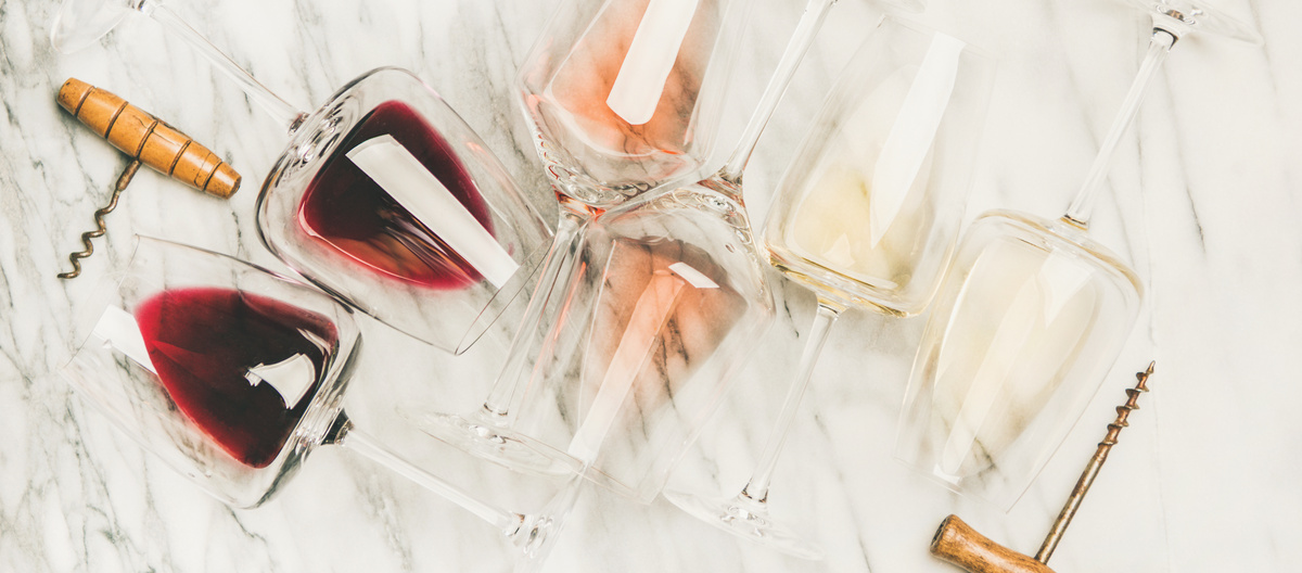 Taças diversas com vinho tinto, branco e rosé