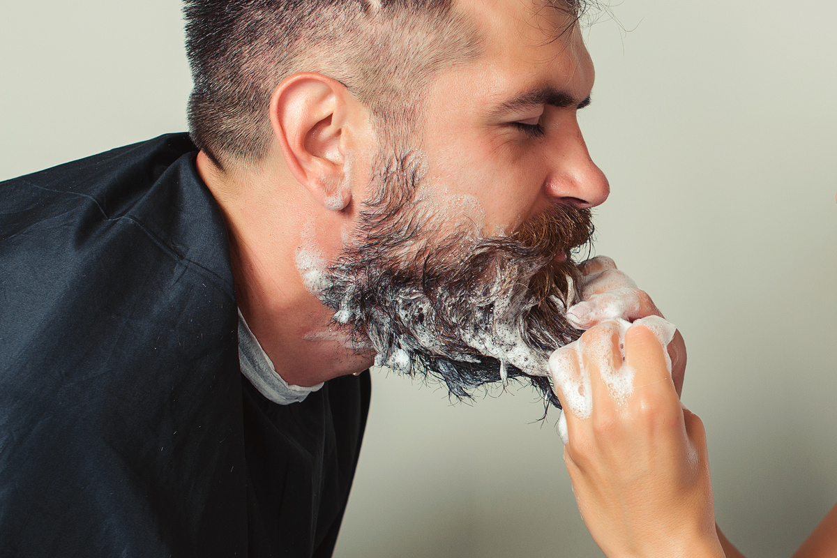 Homem lavando a barba