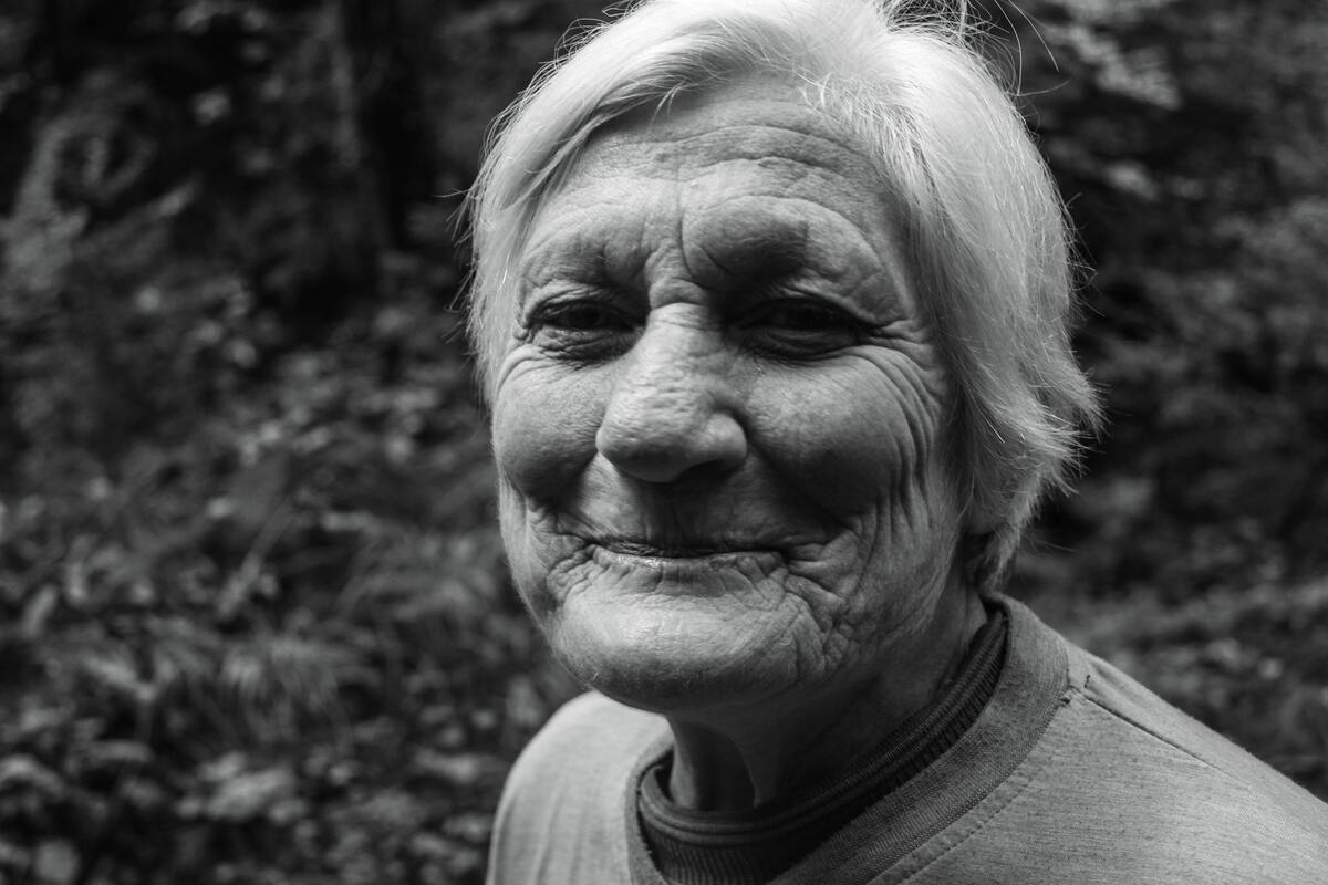 Mulher idosa sorrindo.