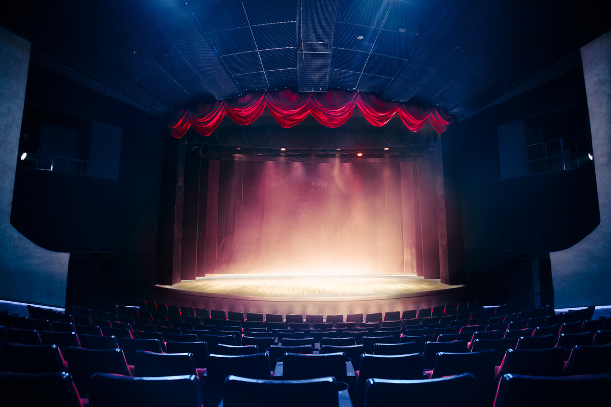 Teatro com luzes do palco acesas