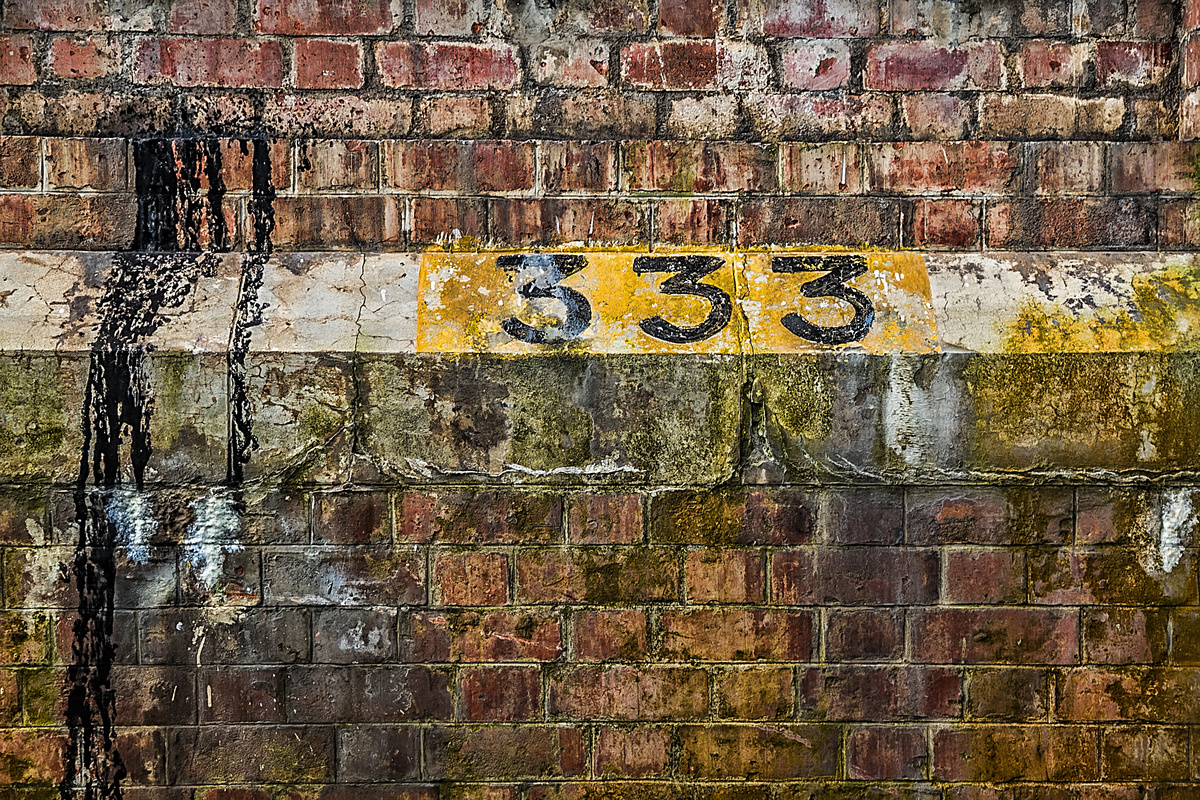 Número 333 pintado em muro.