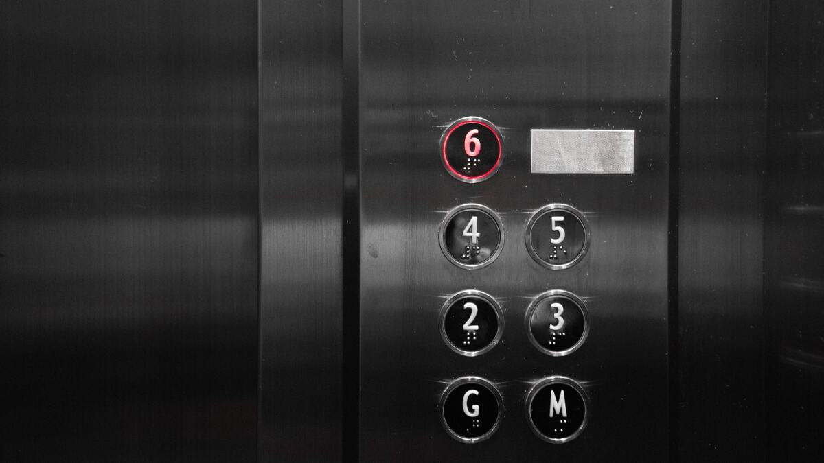Botões dentro do elevador.