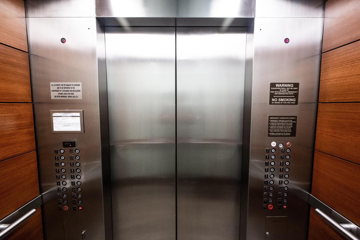 Portas do elevador fechadas.