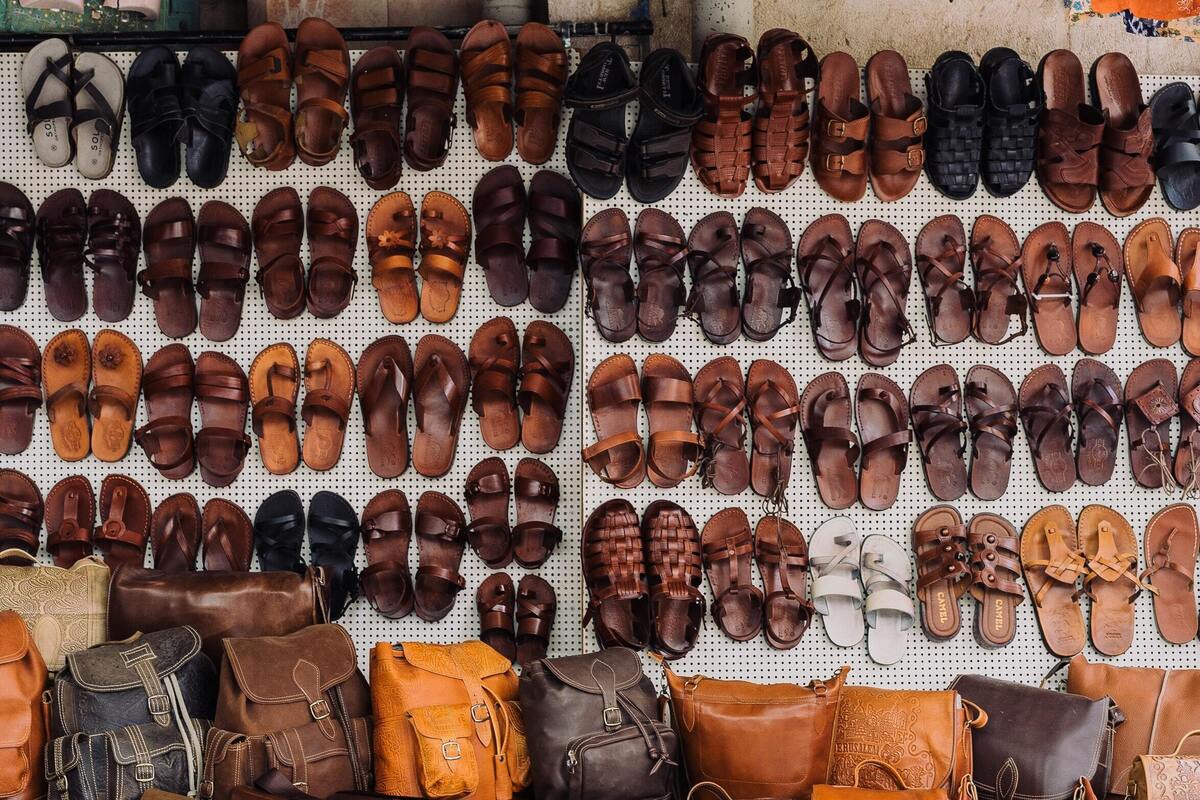 Sandálias em prateleiras à venda.