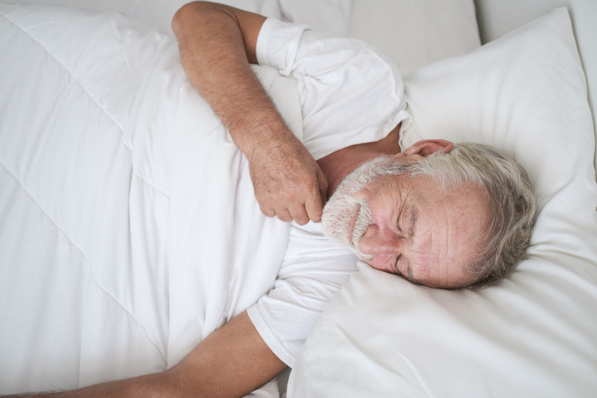 Homem idoso sonhando ao dormir