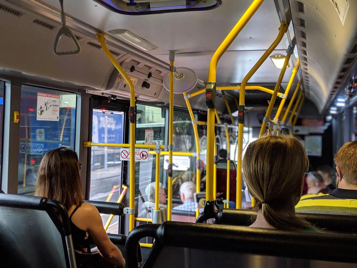 Interior de um ônibus.