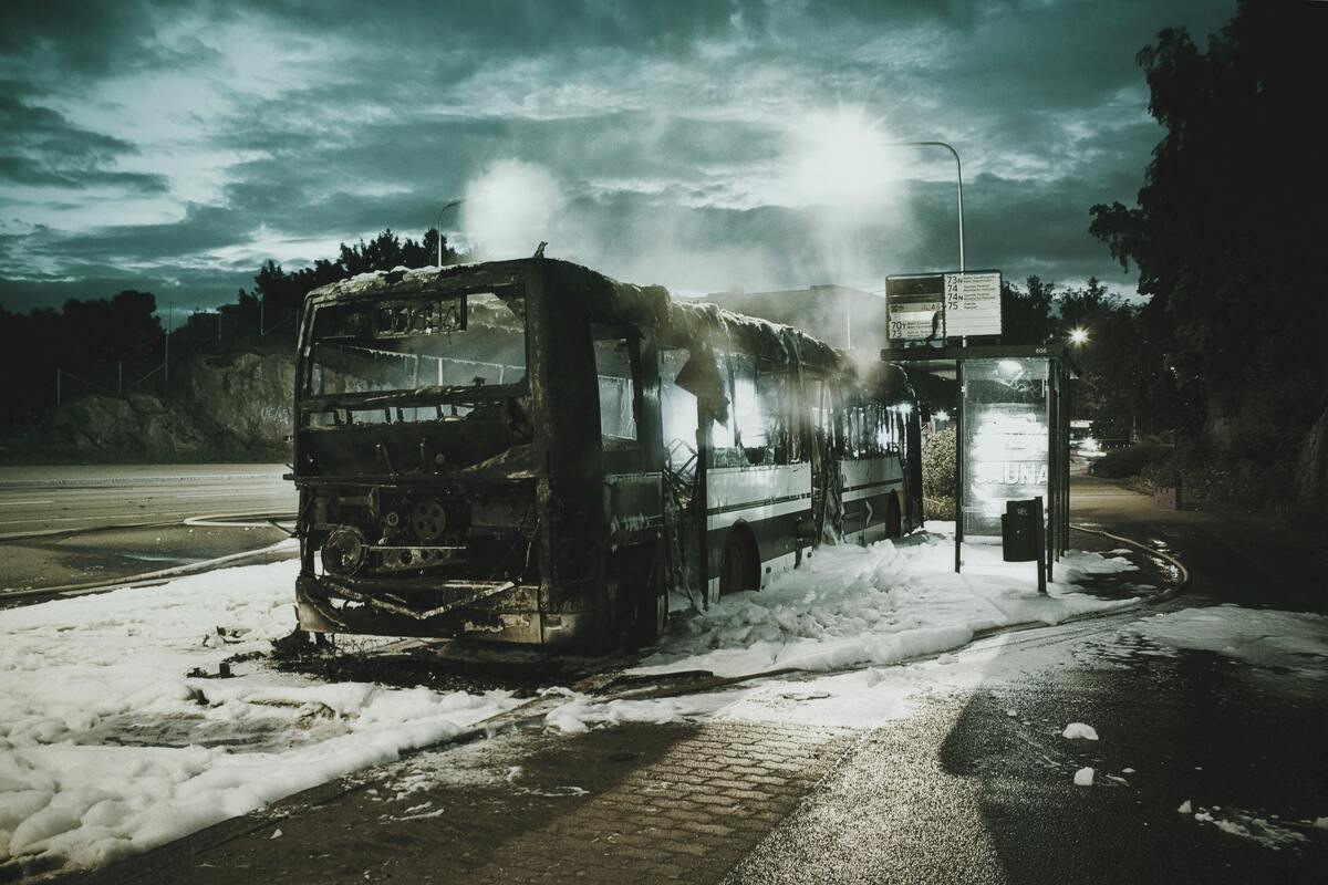 Ônibus queimado.