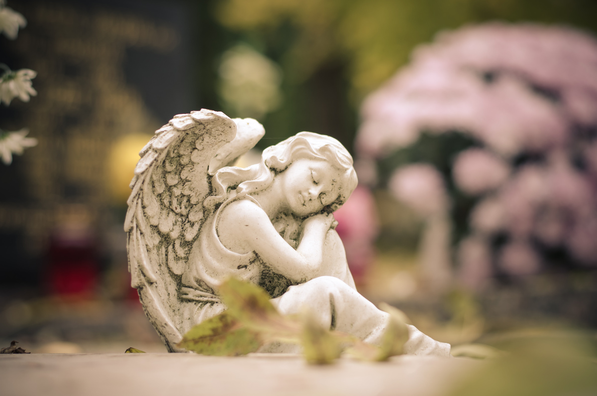 Estátua de anjo com aparência infantil dormindo