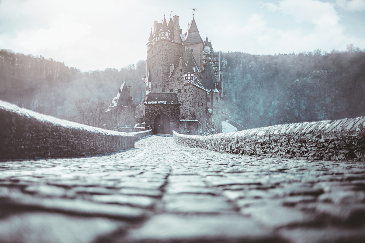 Caminho de pedra até uma torre de castelo