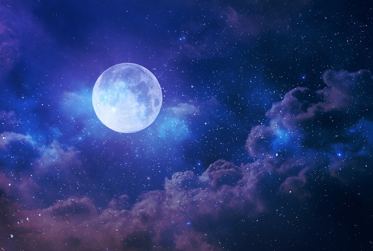 Imagem da Lua em céu nebuloso e arroxeado, representando o posicionamento dela na casa 8.
