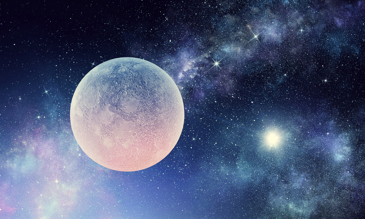 Lua em meio a céu do espaço, estrelado e com nébula arroxeada, representando seu posicionamento na casa 8.