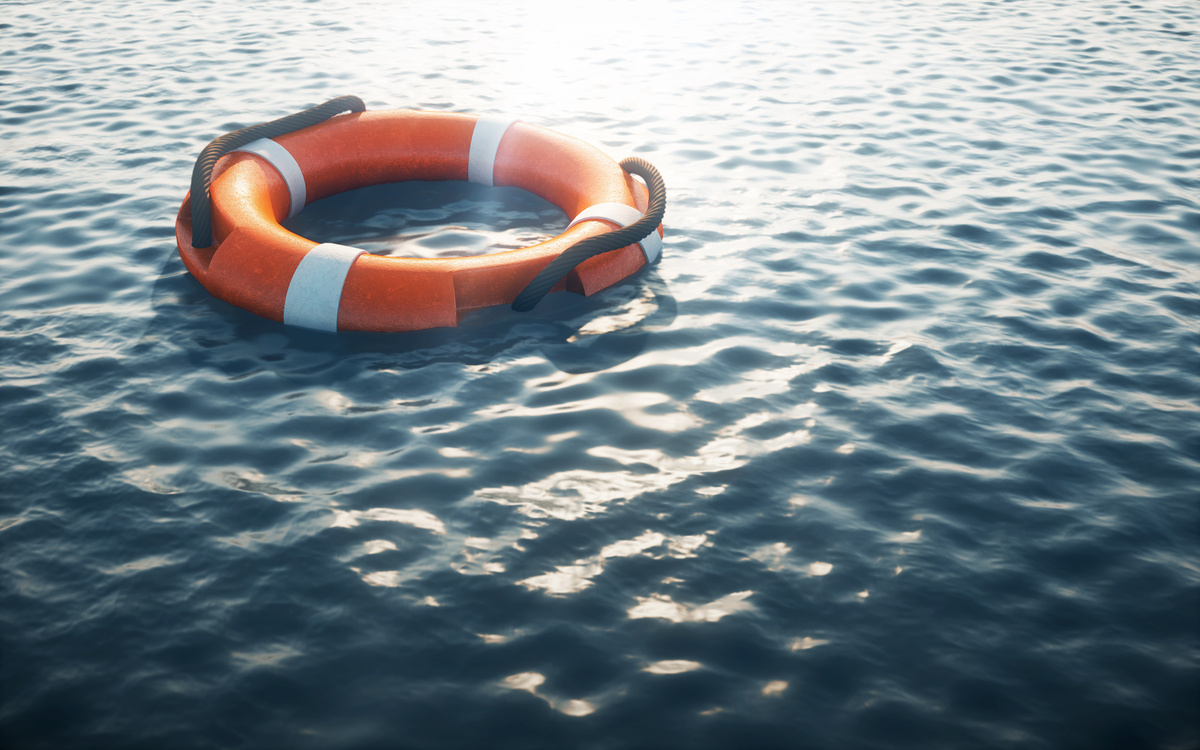 Imagem de boia salva-vidas na superfície da água, representando salvar alguém de um afogamento.