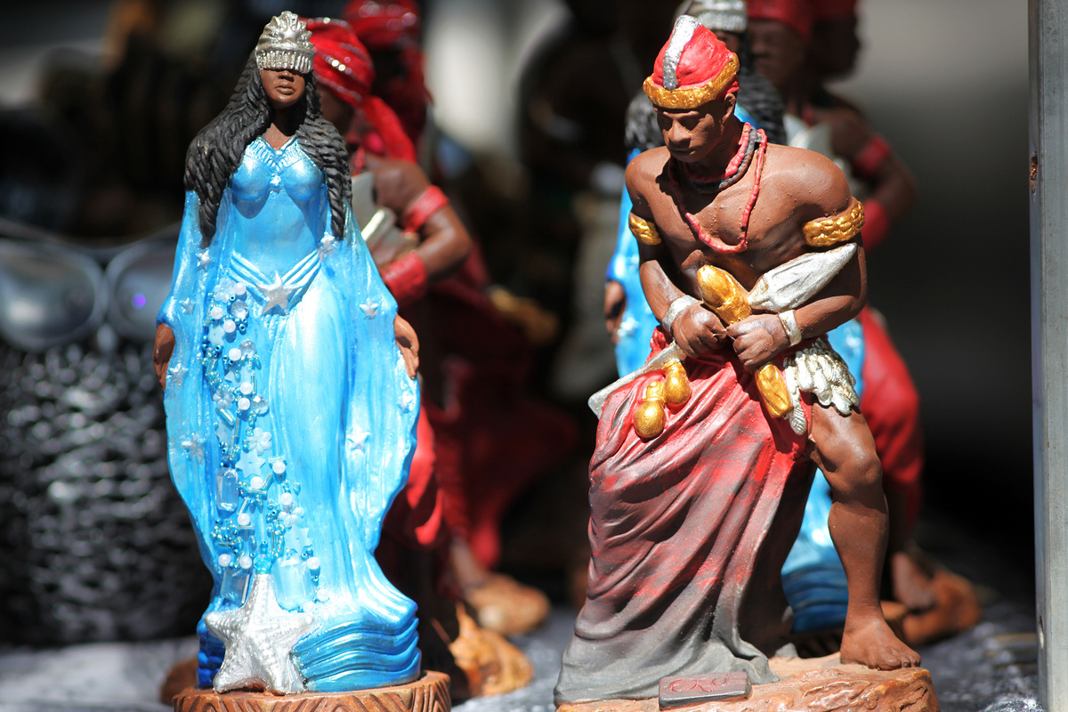 Estátuas de orixás do Candomblé e da Umbanda.