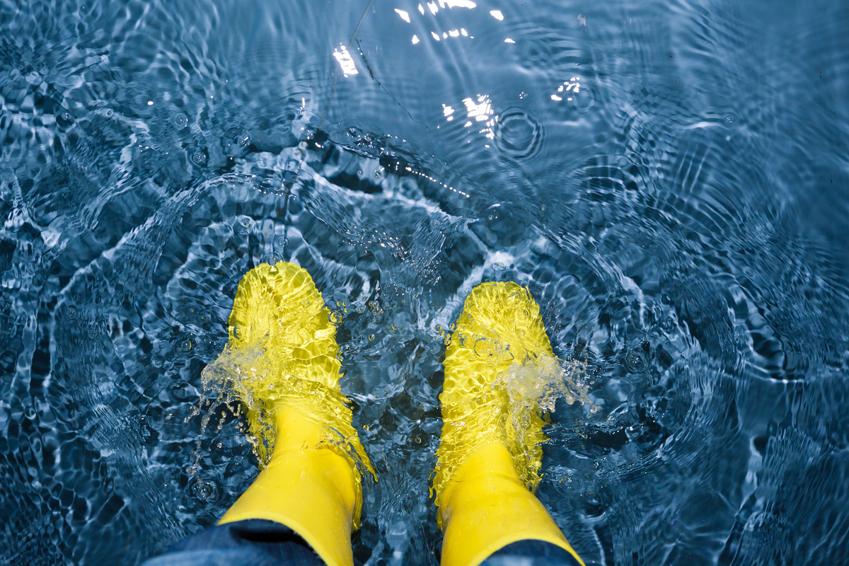 Bota amarela em enchente azul