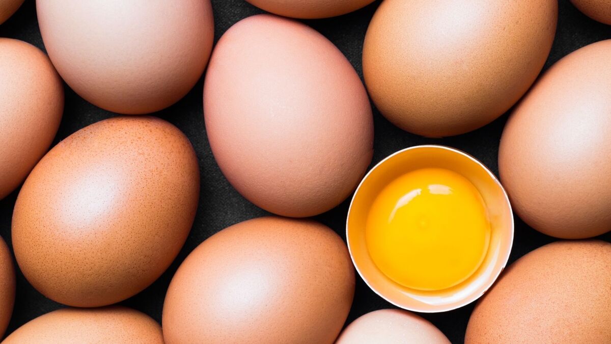 Imagem de vários ovos e um ovo aberto 
