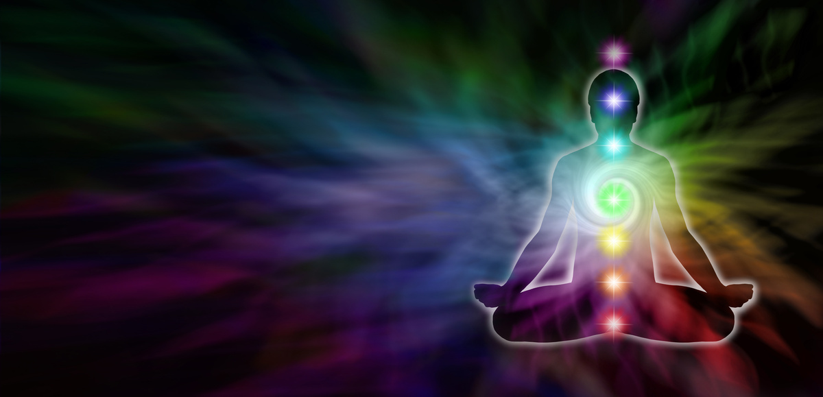 Ilustração de meditação com cores dos 7 raios cósmicos.