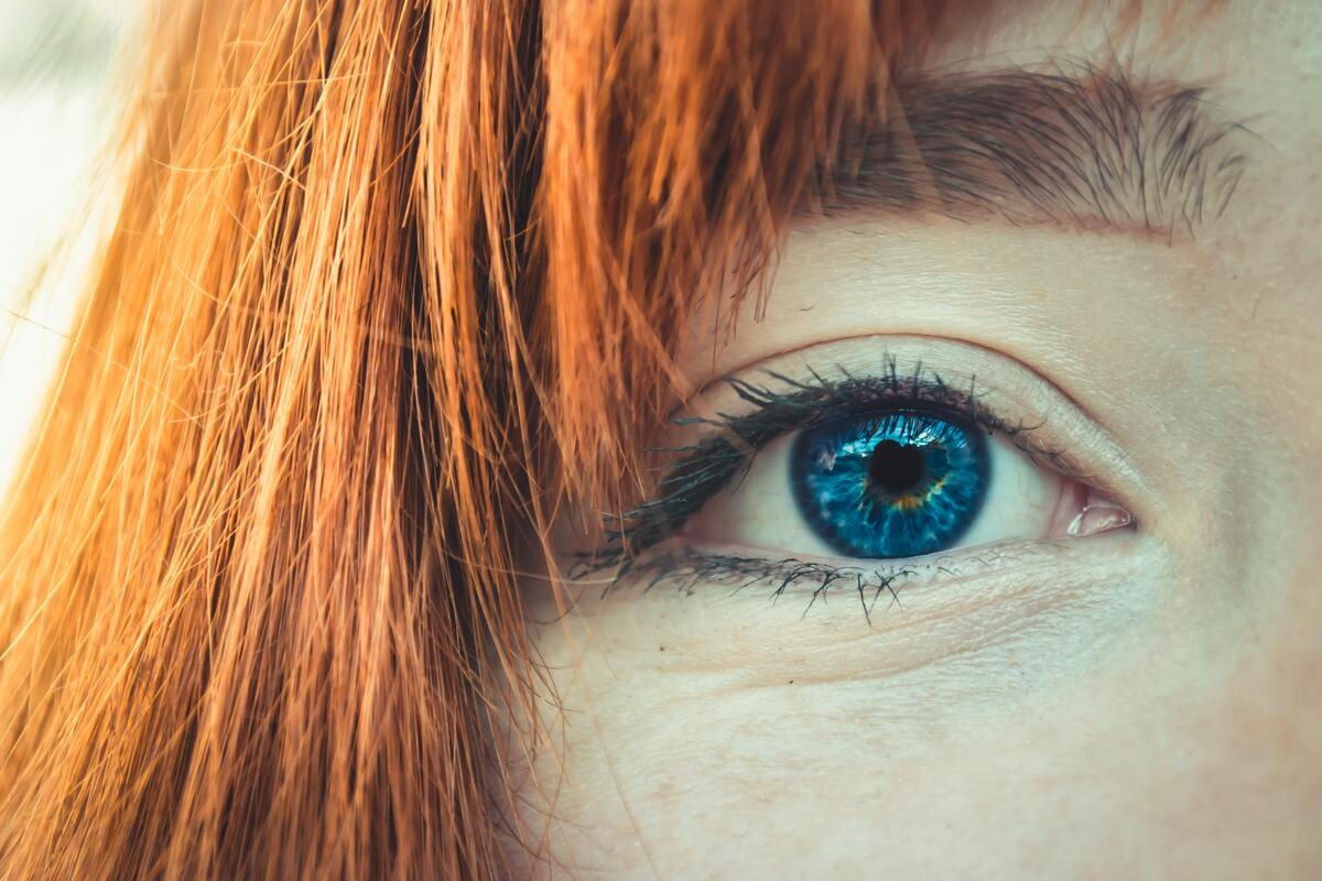 Mulher com olho azul.