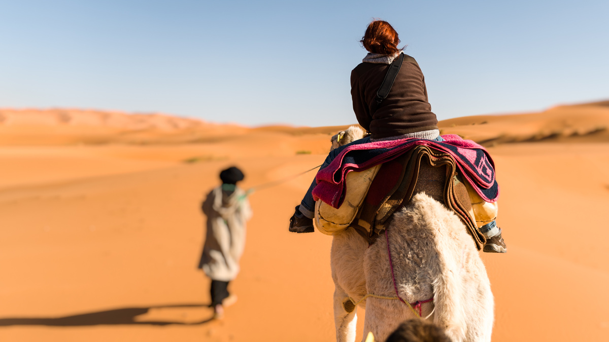 Mulher andando de camelo