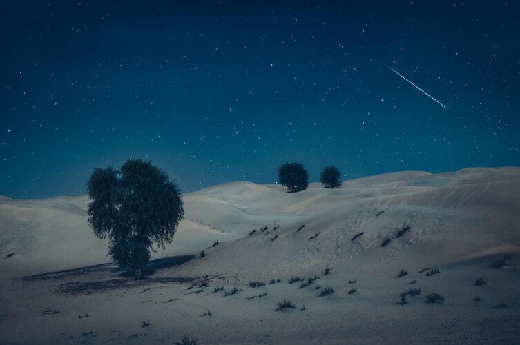 Estrela cadente no céu do deserto